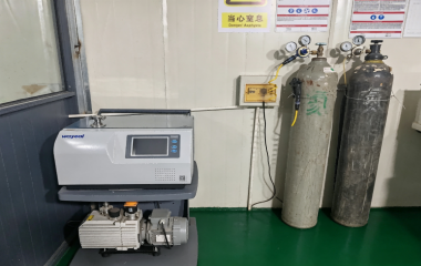Helium Leak Detector
